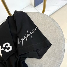 Y-3 山本耀司、2026春夏经典短袖T恤,以纯色为底色,胸前醒目呈现品牌标志性Y-3字母标识,左袖点缀 Y-3 山本耀司、2026春夏经典短袖T恤,以纯色为底色,胸前醒目呈现品牌标志性Y-3字母标识,左袖点缀