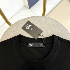 Y-3 山本耀司、2026春夏经典短袖T恤,以纯色为底色,胸前醒目呈现品牌标志性Y-3字母标识,左袖点缀 Y-3 山本耀司、2026春夏经典短袖T恤,以纯色为底色,胸前醒目呈现品牌标志性Y-3字母标识,左袖点缀