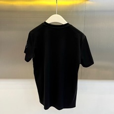 Y-3 山本耀司、2026春夏经典短袖T恤,以纯色为底色,胸前醒目呈现品牌标志性Y-3字母标识,左袖点缀 Y-3 山本耀司、2026春夏经典短袖T恤,以纯色为底色,胸前醒目呈现品牌标志性Y-3字母标识,左袖点缀