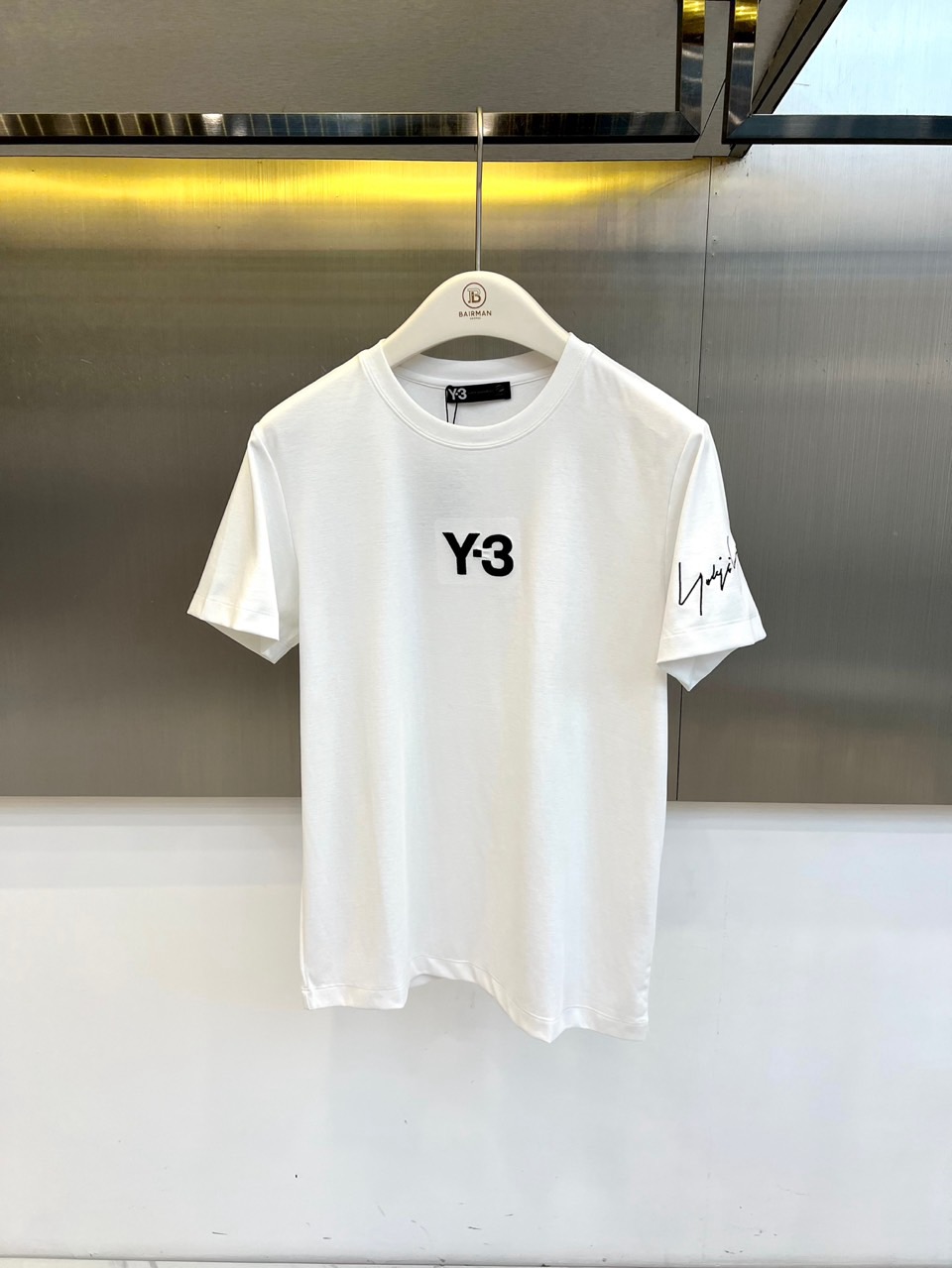 Y-3 山本耀司、2026春夏经典短袖T恤，以纯色为底色，胸前醒目呈现品牌标志性Y-3字母标识，左袖点缀