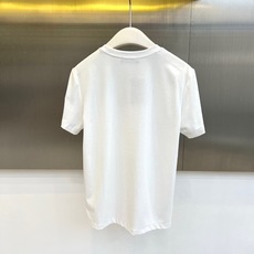 Y-3 山本耀司、2026春夏经典短袖T恤,以纯色为底色,胸前醒目呈现品牌标志性Y-3字母标识,左袖点缀 Y-3 山本耀司、2026春夏经典短袖T恤,以纯色为底色,胸前醒目呈现品牌标志性Y-3字母标识,左袖点缀