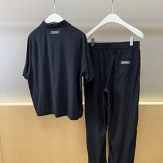 一套.Miu Miu缪缪、2026春夏新品套装,以极简纯色调诠释当代都市轻奢美学。上衣采用经典翻领设计, 一套.Miu Miu缪缪、2026春夏新品套装,以极简纯色调诠释当代都市轻奢美学。上衣采用经典翻领设计,