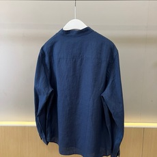 Loro Piana诺悠翩雅、2026春夏新品男士立领衬衫,以100%天然亚麻倾心打造,将东方美学与现代 Loro Piana诺悠翩雅、2026春夏新品男士立领衬衫,以100%天然亚麻倾心打造,将东方美学与现代