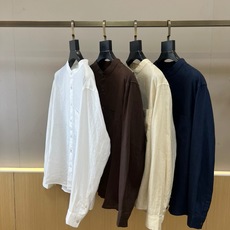 Loro Piana诺悠翩雅、2026春夏新品男士立领衬衫,以100%天然亚麻倾心打造,将东方美学与现代 Loro Piana诺悠翩雅、2026春夏新品男士立领衬衫,以100%天然亚麻倾心打造,将东方美学与现代