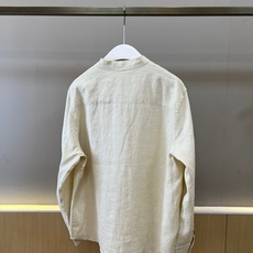 Loro Piana诺悠翩雅、2026春夏新品男士立领衬衫,以100%天然亚麻倾心打造,将东方美学与现代 Loro Piana诺悠翩雅、2026春夏新品男士立领衬衫,以100%天然亚麻倾心打造,将东方美学与现代