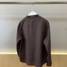 Loro Piana诺悠翩雅、2026春夏新品男士立领衬衫,以100%天然亚麻倾心打造,将东方美学与现代 Loro Piana诺悠翩雅、2026春夏新品男士立领衬衫,以100%天然亚麻倾心打造,将东方美学与现代