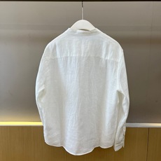 Loro Piana诺悠翩雅、2026春夏新品男士立领衬衫,以100%天然亚麻倾心打造,将东方美学与现代 Loro Piana诺悠翩雅、2026春夏新品男士立领衬衫,以100%天然亚麻倾心打造,将东方美学与现代