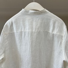 Loro Piana诺悠翩雅、2026春夏新品男士立领衬衫,以100%天然亚麻倾心打造,将东方美学与现代 Loro Piana诺悠翩雅、2026春夏新品男士立领衬衫,以100%天然亚麻倾心打造,将东方美学与现代