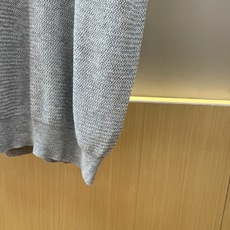 Loro Piana诺悠翩雅、2026春夏新品短袖T恤,以简约亨利领设计开启轻熟风尚,三颗纽扣点缀针织肌 Loro Piana诺悠翩雅、2026春夏新品短袖T恤,以简约亨利领设计开启轻熟风尚,三颗纽扣点缀针织肌