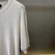 Loro Piana诺悠翩雅、2026春夏新品短袖T恤,以简约亨利领设计开启轻熟风尚,三颗纽扣点缀针织肌 Loro Piana诺悠翩雅、2026春夏新品短袖T恤,以简约亨利领设计开启轻熟风尚,三颗纽扣点缀针织肌