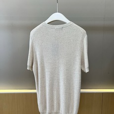 Loro Piana诺悠翩雅、2026春夏新品短袖T恤,以简约亨利领设计开启轻熟风尚,三颗纽扣点缀针织肌 Loro Piana诺悠翩雅、2026春夏新品短袖T恤,以简约亨利领设计开启轻熟风尚,三颗纽扣点缀针织肌