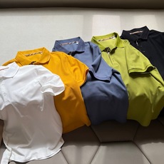 Bur巴宝莉、2026春夏新品Polo衫,以经典翻领与三粒扣门襟设计,诠释隽永的英伦风格。修身剪裁勾勒利 Bur巴宝莉、2026春夏新品Polo衫,以经典翻领与三粒扣门襟设计,诠释隽永的英伦风格。修身剪裁勾勒利