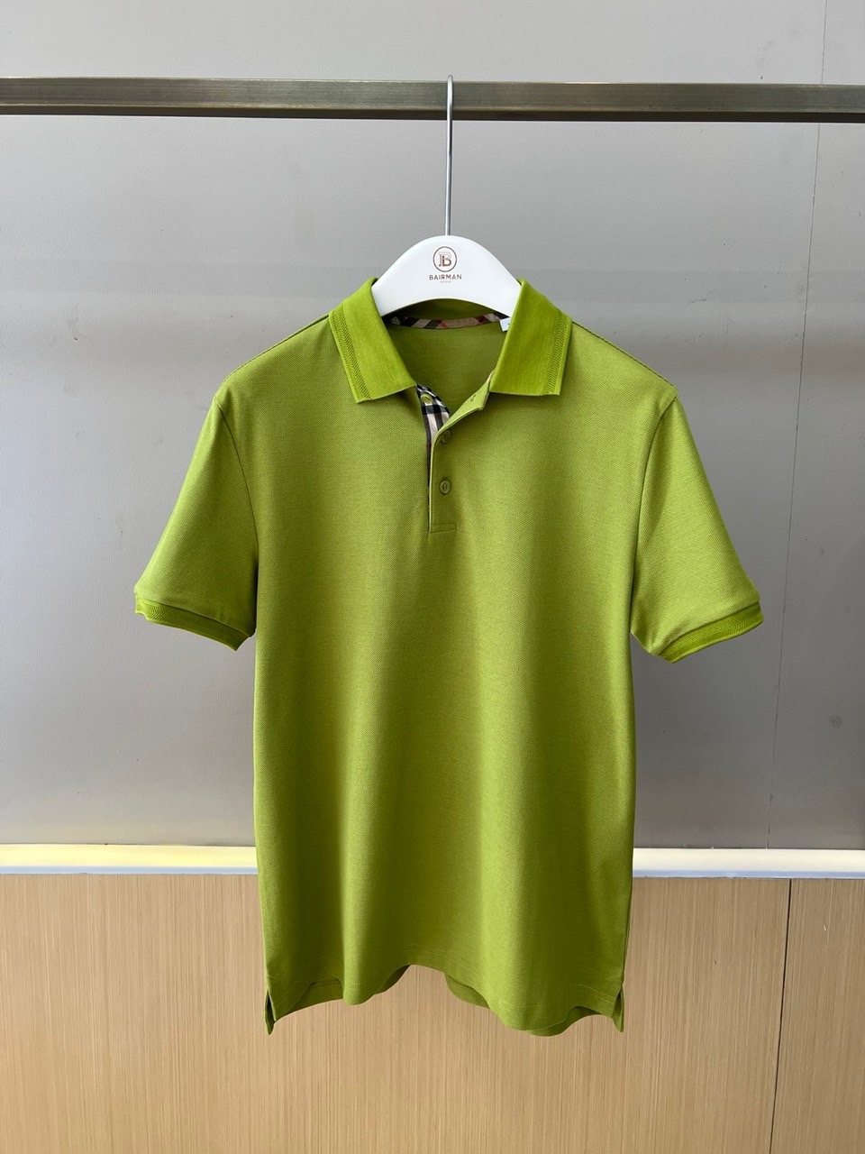 Bur巴宝莉、2026春夏新品Polo衫，以经典翻领与三粒扣门襟设计，诠释隽永的英伦风格。修身剪裁勾勒利