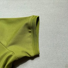 Bur巴宝莉、2026春夏新品Polo衫,以经典翻领与三粒扣门襟设计,诠释隽永的英伦风格。修身剪裁勾勒利 Bur巴宝莉、2026春夏新品Polo衫,以经典翻领与三粒扣门襟设计,诠释隽永的英伦风格。修身剪裁勾勒利