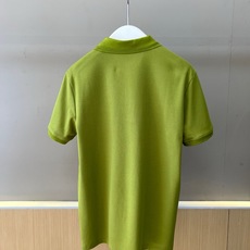 Bur巴宝莉、2026春夏新品Polo衫,以经典翻领与三粒扣门襟设计,诠释隽永的英伦风格。修身剪裁勾勒利 Bur巴宝莉、2026春夏新品Polo衫,以经典翻领与三粒扣门襟设计,诠释隽永的英伦风格。修身剪裁勾勒利