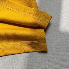 Bur巴宝莉、2026春夏新品Polo衫,以经典翻领与三粒扣门襟设计,诠释隽永的英伦风格。修身剪裁勾勒利 Bur巴宝莉、2026春夏新品Polo衫,以经典翻领与三粒扣门襟设计,诠释隽永的英伦风格。修身剪裁勾勒利