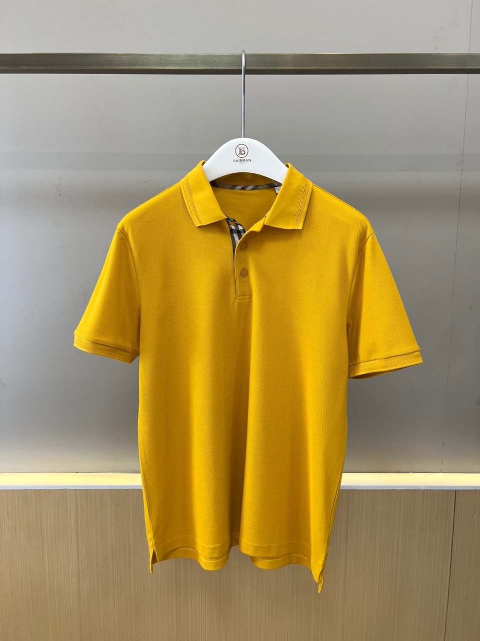 Bur巴宝莉、2026春夏新品Polo衫，以经典翻领与三粒扣门襟设计，诠释隽永的英伦风格。修身剪裁勾勒利