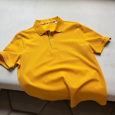 Bur巴宝莉、2026春夏新品Polo衫,以经典翻领与三粒扣门襟设计,诠释隽永的英伦风格。修身剪裁勾勒利 Bur巴宝莉、2026春夏新品Polo衫,以经典翻领与三粒扣门襟设计,诠释隽永的英伦风格。修身剪裁勾勒利