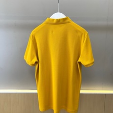 Bur巴宝莉、2026春夏新品Polo衫,以经典翻领与三粒扣门襟设计,诠释隽永的英伦风格。修身剪裁勾勒利 Bur巴宝莉、2026春夏新品Polo衫,以经典翻领与三粒扣门襟设计,诠释隽永的英伦风格。修身剪裁勾勒利