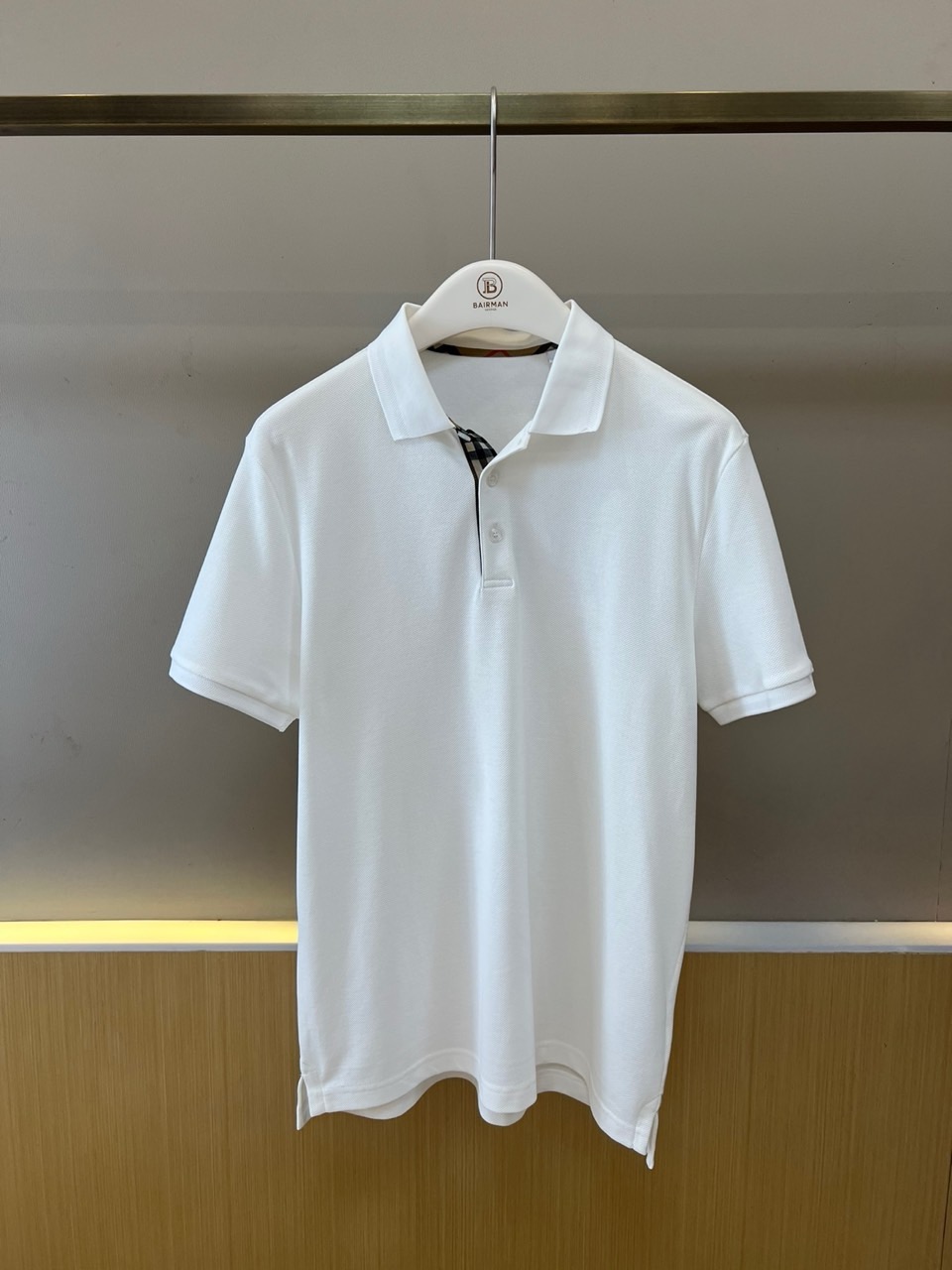 Bur巴宝莉、2026春夏新品Polo衫，以经典翻领与三粒扣门襟设计，诠释隽永的英伦风格。修身剪裁勾勒利
