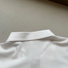 Bur巴宝莉、2026春夏新品Polo衫,以经典翻领与三粒扣门襟设计,诠释隽永的英伦风格。修身剪裁勾勒利 Bur巴宝莉、2026春夏新品Polo衫,以经典翻领与三粒扣门襟设计,诠释隽永的英伦风格。修身剪裁勾勒利