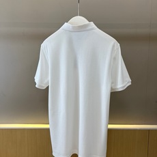 Bur巴宝莉、2026春夏新品Polo衫,以经典翻领与三粒扣门襟设计,诠释隽永的英伦风格。修身剪裁勾勒利 Bur巴宝莉、2026春夏新品Polo衫,以经典翻领与三粒扣门襟设计,诠释隽永的英伦风格。修身剪裁勾勒利