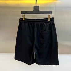 Mon蒙口、2026春夏新品运动短裤,以纯色为主调,简约中彰显高级质感。经典松紧腰头搭配抽绳设计,轻松调 Mon蒙口、2026春夏新品运动短裤,以纯色为主调,简约中彰显高级质感。经典松紧腰头搭配抽绳设计,轻松调