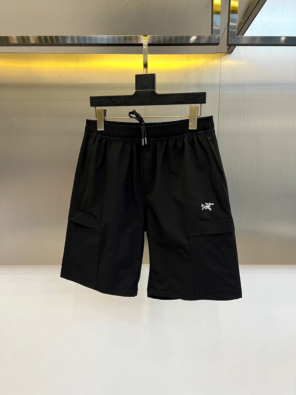 Arcteryx 始祖鸟、2026春夏新品工装短裤，以极简户外美学重塑都市休闲格调。纯 色调温柔百搭，自