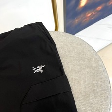 Arcteryx 始祖鸟、2026春夏新品工装短裤,以极简户外美学重塑都市休闲格调。纯 色调温柔百搭,自 Arcteryx 始祖鸟、2026春夏新品工装短裤,以极简户外美学重塑都市休闲格调。纯 色调温柔百搭,自