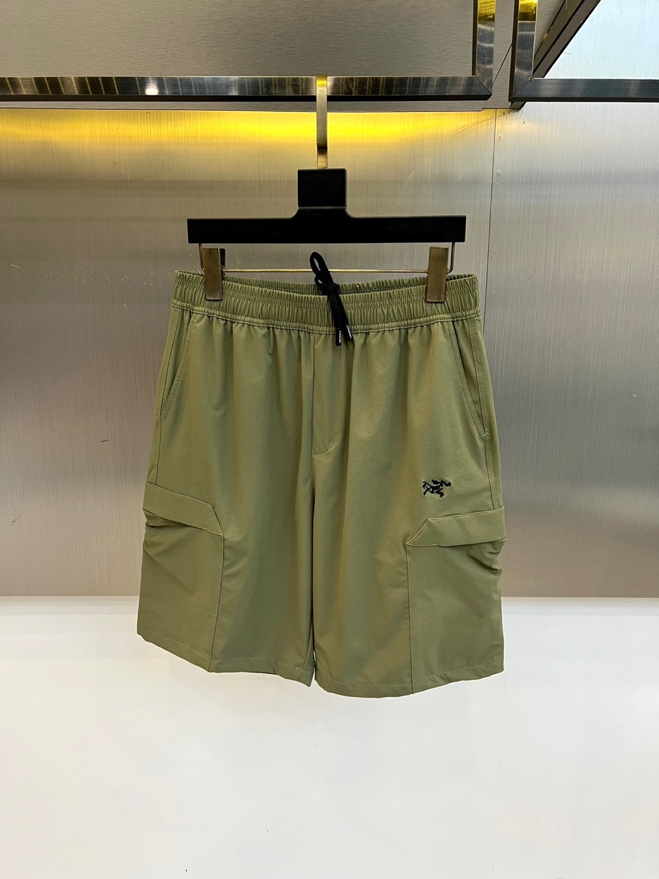 Arcteryx 始祖鸟、2026春夏新品工装短裤，以极简户外美学重塑都市休闲格调。纯 色调温柔百搭，自