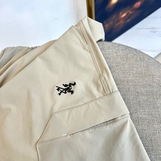 Arcteryx 始祖鸟、2026春夏新品工装短裤,以极简户外美学重塑都市休闲格调。纯 色调温柔百搭,自 Arcteryx 始祖鸟、2026春夏新品工装短裤,以极简户外美学重塑都市休闲格调。纯 色调温柔百搭,自