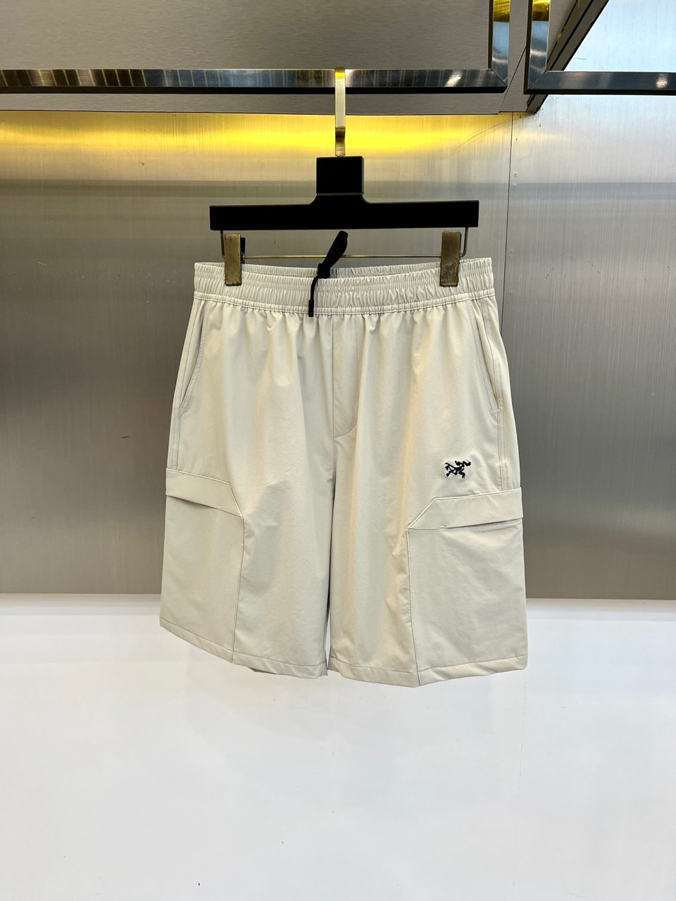 Arcteryx 始祖鸟、2026春夏新品工装短裤，以极简户外美学重塑都市休闲格调。纯 色调温柔百搭，自