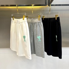 Ami、2026春夏新品休闲短裤,以纯色为底,诠释极简主义美学。松紧腰头搭配抽绳设计,兼顾舒适与修身,轻 Ami、2026春夏新品休闲短裤,以纯色为底,诠释极简主义美学。松紧腰头搭配抽绳设计,兼顾舒适与修身,轻