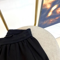 Ami、2026春夏新品休闲短裤,以纯色为底,诠释极简主义美学。松紧腰头搭配抽绳设计,兼顾舒适与修身,轻 Ami、2026春夏新品休闲短裤,以纯色为底,诠释极简主义美学。松紧腰头搭配抽绳设计,兼顾舒适与修身,轻