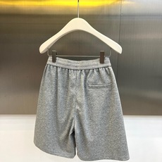 Ami、2026春夏新品休闲短裤,以纯色为底,诠释极简主义美学。松紧腰头搭配抽绳设计,兼顾舒适与修身,轻 Ami、2026春夏新品休闲短裤,以纯色为底,诠释极简主义美学。松紧腰头搭配抽绳设计,兼顾舒适与修身,轻