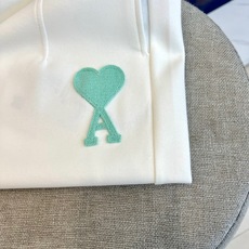 Ami、2026春夏新品休闲短裤,以纯色为底,诠释极简主义美学。松紧腰头搭配抽绳设计,兼顾舒适与修身,轻 Ami、2026春夏新品休闲短裤,以纯色为底,诠释极简主义美学。松紧腰头搭配抽绳设计,兼顾舒适与修身,轻