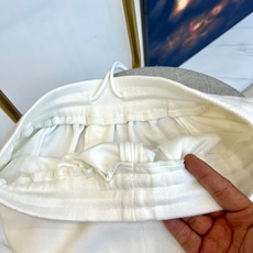 Ami、2026春夏新品休闲短裤,以纯色为底,诠释极简主义美学。松紧腰头搭配抽绳设计,兼顾舒适与修身,轻 Ami、2026春夏新品休闲短裤,以纯色为底,诠释极简主义美学。松紧腰头搭配抽绳设计,兼顾舒适与修身,轻