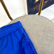 Mon蒙口、2026春夏新品短裤,以纯色调性诠释都市轻奢运动美学。整体风格融合功能性与时尚感,采用轻盈抗 Mon蒙口、2026春夏新品短裤,以纯色调性诠释都市轻奢运动美学。整体风格融合功能性与时尚感,采用轻盈抗