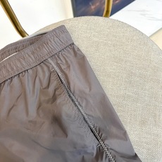Mon蒙口、2026春夏新品短裤,以纯色调性诠释都市轻奢运动美学。整体风格融合功能性与时尚感,采用轻盈抗 Mon蒙口、2026春夏新品短裤,以纯色调性诠释都市轻奢运动美学。整体风格融合功能性与时尚感,采用轻盈抗