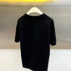 Bur巴宝莉、2026春夏新品短袖T恤,甄选优质棉麻面料,兼具棉的柔软亲肤与麻的透气干爽,透气吸湿不闷热 Bur巴宝莉、2026春夏新品短袖T恤,甄选优质棉麻面料,兼具棉的柔软亲肤与麻的透气干爽,透气吸湿不闷热