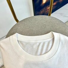Bur巴宝莉、2026春夏新品短袖T恤,甄选优质棉麻面料,兼具棉的柔软亲肤与麻的透气干爽,透气吸湿不闷热 Bur巴宝莉、2026春夏新品短袖T恤,甄选优质棉麻面料,兼具棉的柔软亲肤与麻的透气干爽,透气吸湿不闷热