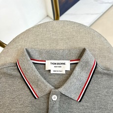 TB汤姆布朗、2026春夏新品短袖Polo衫,以经典纯色珠地网眼面料打造清爽透气基底,挺括有型且亲肤舒适 TB汤姆布朗、2026春夏新品短袖Polo衫,以经典纯色珠地网眼面料打造清爽透气基底,挺括有型且亲肤舒适