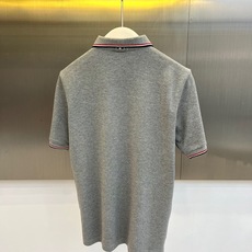 TB汤姆布朗、2026春夏新品短袖Polo衫,以经典纯色珠地网眼面料打造清爽透气基底,挺括有型且亲肤舒适 TB汤姆布朗、2026春夏新品短袖Polo衫,以经典纯色珠地网眼面料打造清爽透气基底,挺括有型且亲肤舒适
