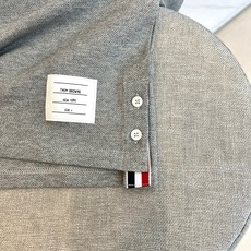 TB汤姆布朗、2026春夏新品短袖Polo衫,以经典纯色珠地网眼面料打造清爽透气基底,挺括有型且亲肤舒适 TB汤姆布朗、2026春夏新品短袖Polo衫,以经典纯色珠地网眼面料打造清爽透气基底,挺括有型且亲肤舒适