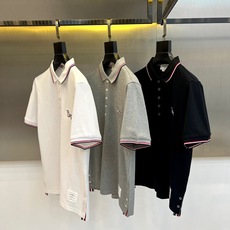 TB汤姆布朗、2026春夏新品短袖Polo衫,以经典纯色珠地网眼面料打造清爽透气基底,挺括有型且亲肤舒适 TB汤姆布朗、2026春夏新品短袖Polo衫,以经典纯色珠地网眼面料打造清爽透气基底,挺括有型且亲肤舒适