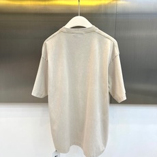 Dio迪奥、2026春夏新品圆领短袖T恤,以利落宽松剪裁重塑日常休闲美学,水洗做旧工艺赋予面料复古质感与 Dio迪奥、2026春夏新品圆领短袖T恤,以利落宽松剪裁重塑日常休闲美学,水洗做旧工艺赋予面料复古质感与