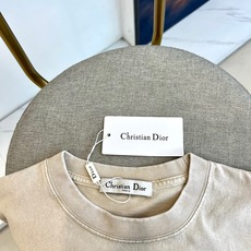 Dio迪奥、2026春夏新品圆领短袖T恤,以利落宽松剪裁重塑日常休闲美学,水洗做旧工艺赋予面料复古质感与 Dio迪奥、2026春夏新品圆领短袖T恤,以利落宽松剪裁重塑日常休闲美学,水洗做旧工艺赋予面料复古质感与