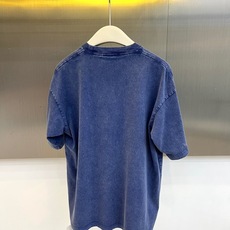 Dio迪奥、2026春夏新品圆领短袖T恤,以利落宽松剪裁重塑日常休闲美学,水洗做旧工艺赋予面料复古质感与 Dio迪奥、2026春夏新品圆领短袖T恤,以利落宽松剪裁重塑日常休闲美学,水洗做旧工艺赋予面料复古质感与