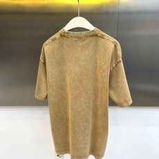 Dio迪奥、2026春夏新品圆领短袖T恤,以利落宽松剪裁重塑日常休闲美学,水洗做旧工艺赋予面料复古质感与 Dio迪奥、2026春夏新品圆领短袖T恤,以利落宽松剪裁重塑日常休闲美学,水洗做旧工艺赋予面料复古质感与