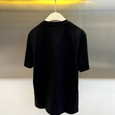 Given纪梵希、2026春夏新品短袖T恤,以纯色为底,延续品牌经典优雅基因,将街头随性与高级时装完美融 Given纪梵希、2026春夏新品短袖T恤,以纯色为底,延续品牌经典优雅基因,将街头随性与高级时装完美融